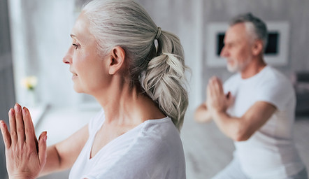 Yoga für Senioren auf dem Stuhl