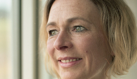 Simone Endres beim Yoga und in der Meditation