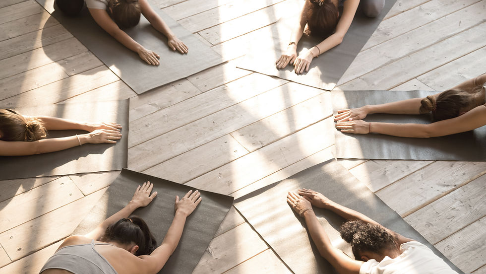 Yogastunde in der Position des Kindes